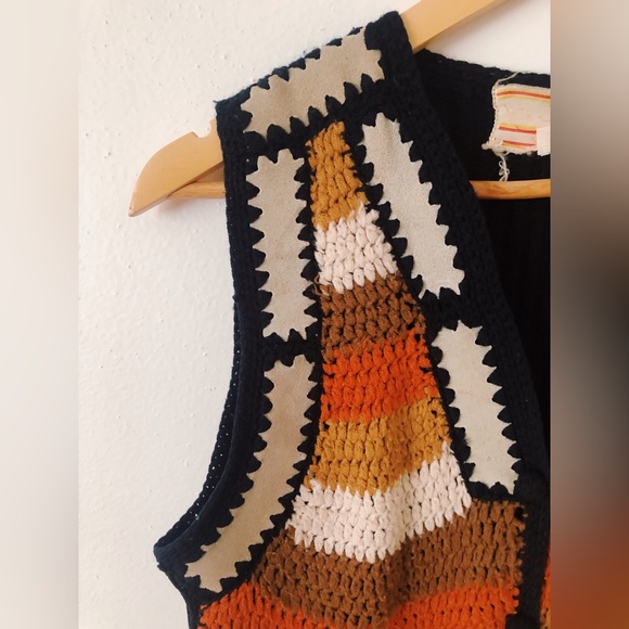 Vintage 70s Suede and Crochet Knit Vest Top / Vintage Crochet Knit Button Up Top - Picture 6 of 9